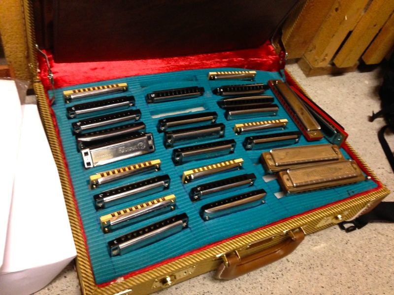 «Schnaps» trägt stets einen Koffer voller Mundharmonikas mit sich mit.